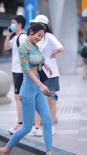 Echo Yue walk street