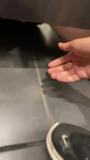 Amiguetes jugando en el baño