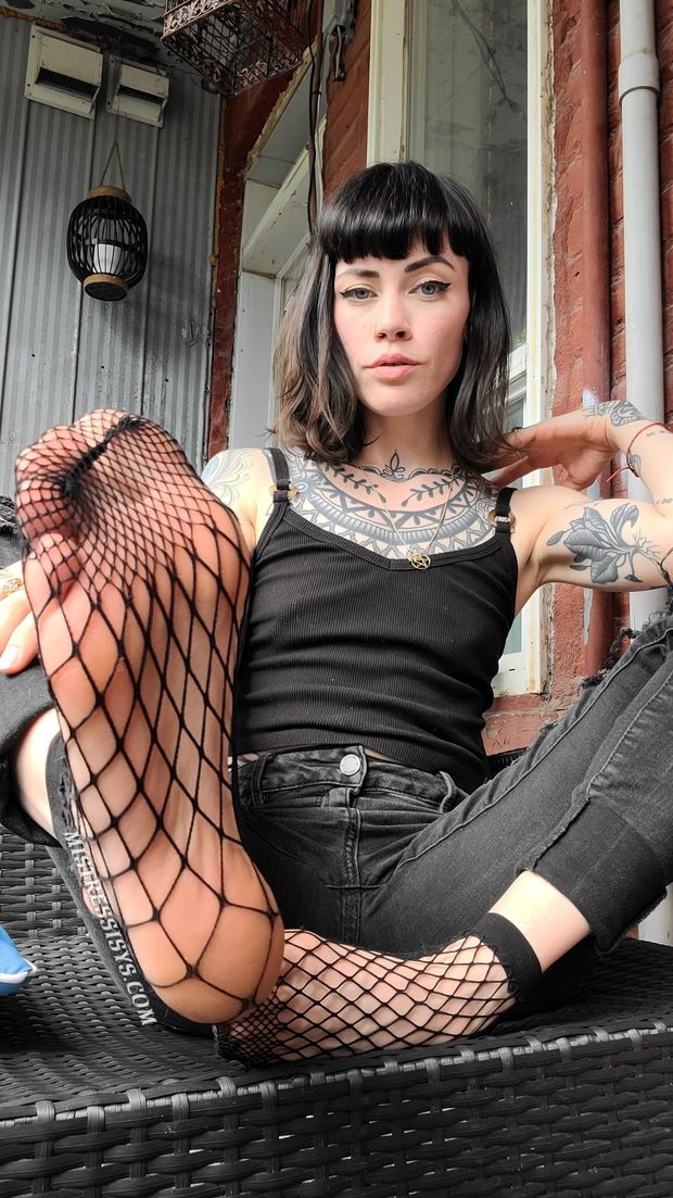 Goth feet