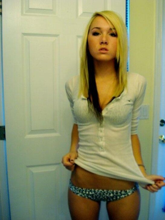 Petite amateur blonde