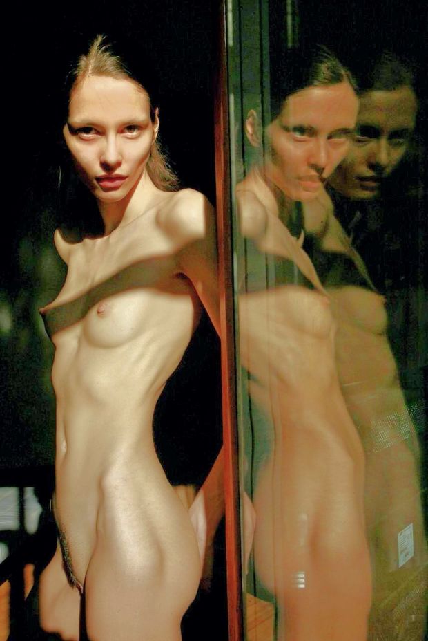Elisa explores her personal kinks and invites you to join her