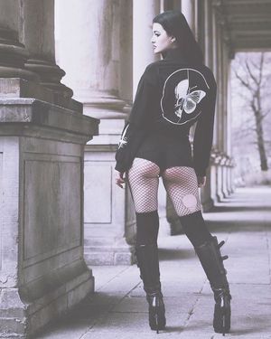 Alt babe in fishnets