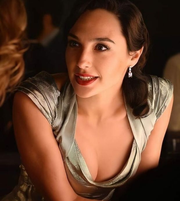 Gal gadot cleavage brunette