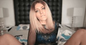 Such a sexy babe masterbating with eye contact