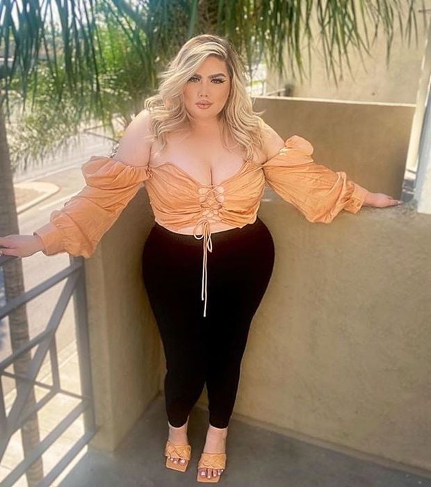Cute & Plump Blonde