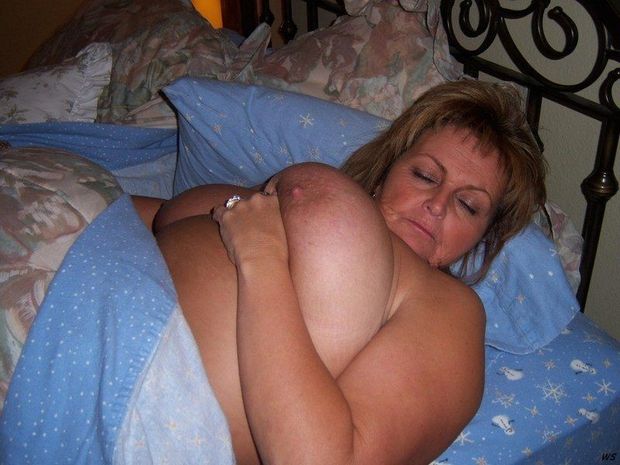 Mom is asleep .. i think I will shoot a load on her