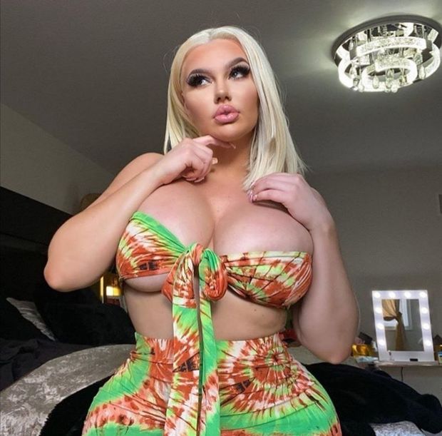Big Tittied Bimbo Hoe
