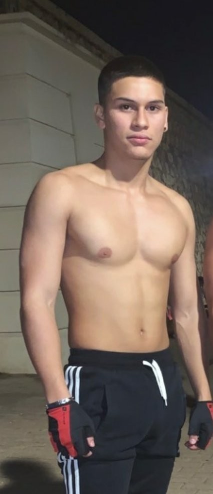 I wanna lick those pecs