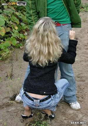 Русская блондинка отдалась пикаперам в подворотне