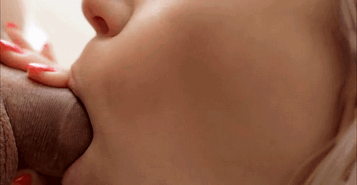 Une jeune petite suceuse de queue suce doucement la bite de son papa gâteau