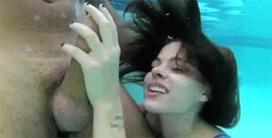 Je trouve que ta bite est beaucoup plus grosse sous l'eau. Mais c'est sûrement un effet d'optique !!