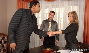 Сексуальная секретарша обслужила два члена