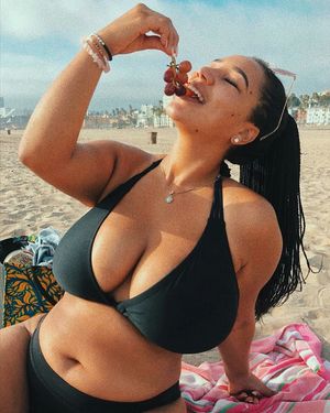 Katelyn Sade eating grapes