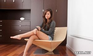 Трахает киску самотыком