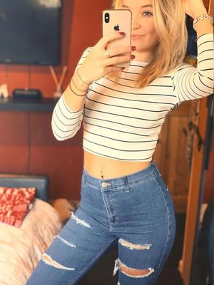 blonde teen tight jeans mirror selfie