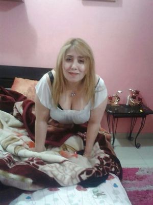 Hot Arab MILF cleavage