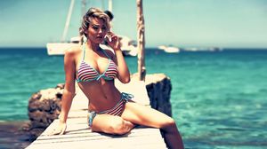 Rosie Robinson - bikini babe