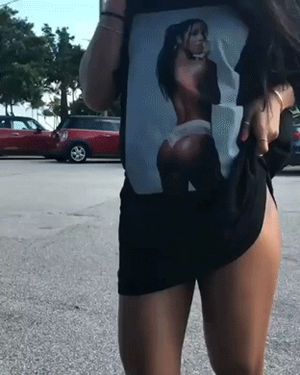 Flashing that perfect booty