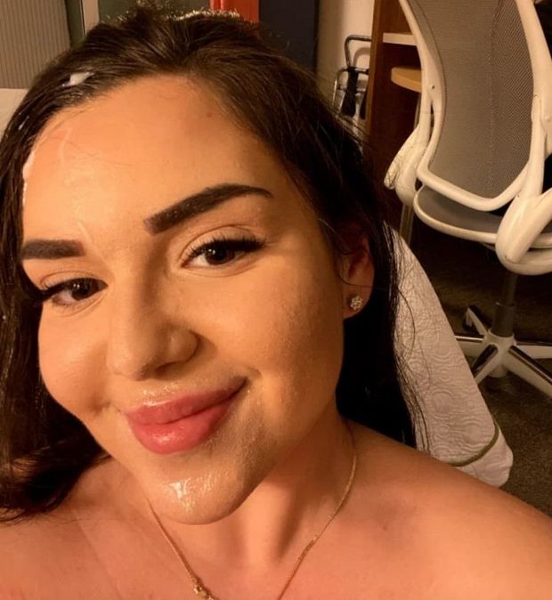 La cara de mí hermana llena de leche