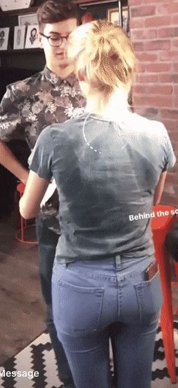 Woman's ass jiggles in jeans