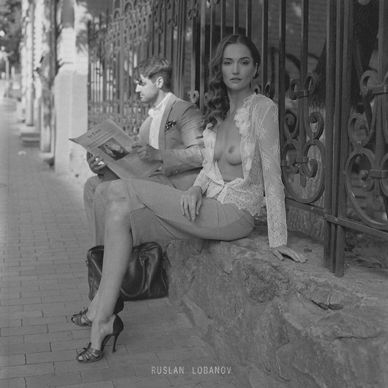 as a secret agent, Zoe tried not to draw attention when meeting her contact