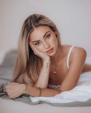 10/10 - Perfect face to skull-fuck silly.