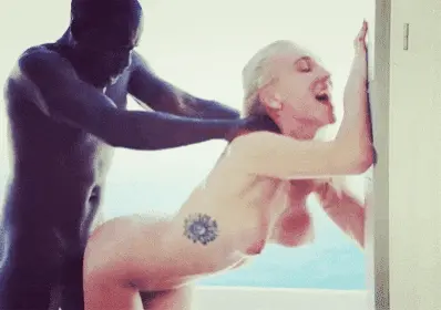 Kendra se fait secouer le cocotier
