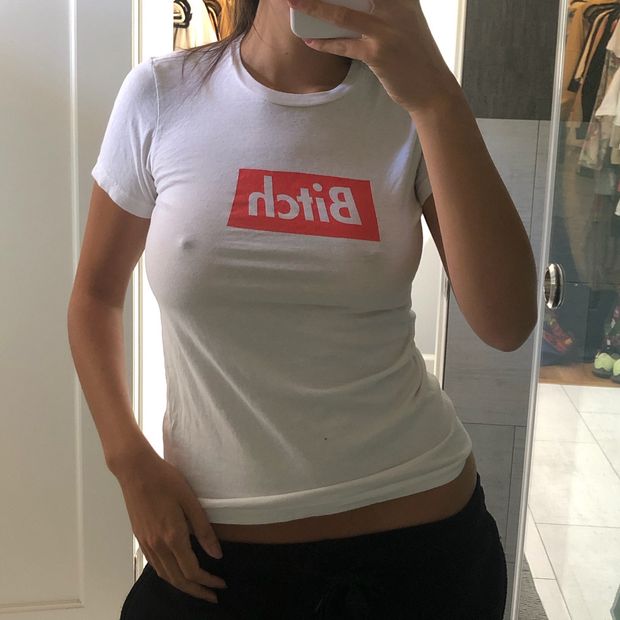 white tee pokies