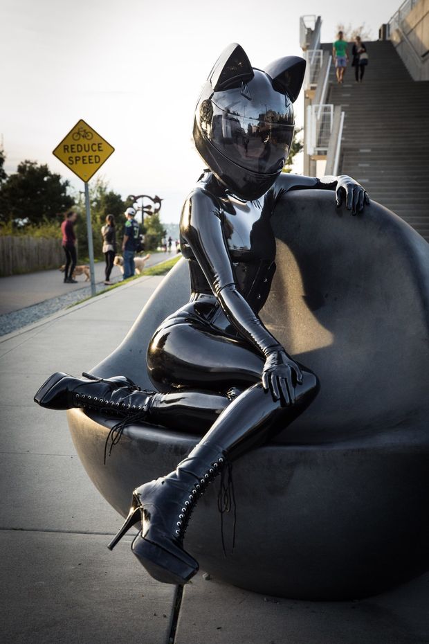 Es Black latex cat playbeauties