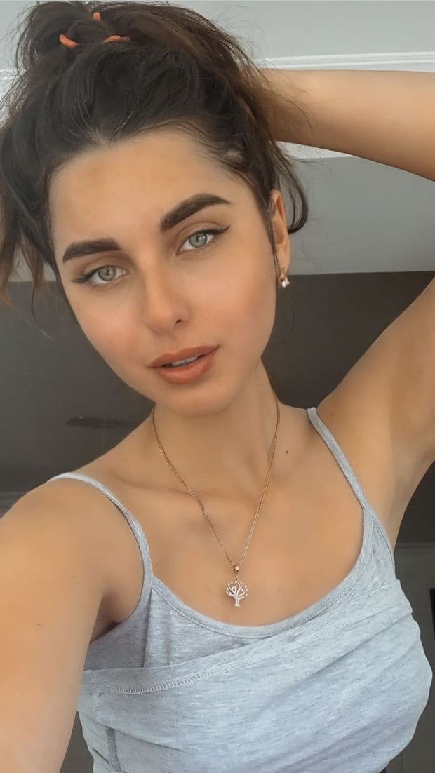 Sexy brunette with beautiful eyes