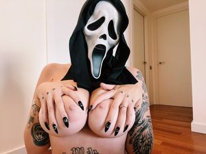 lydiagh0st dressed as Ghostface