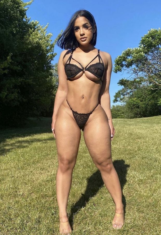 Outdoor Latina in lingerie