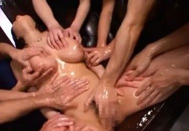 Toujours plus de mains comme elle adore.