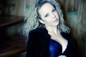 Great boobs in that blue bra.