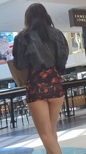 Hot teen showing her ass to everyone