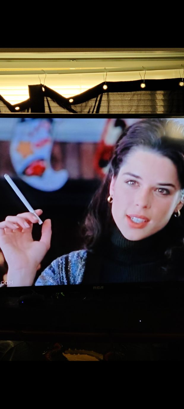 Neve Campbell smoking Virginia Slims 120s ❤