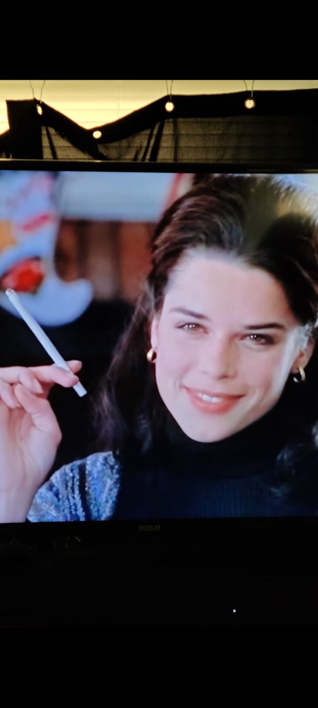 Neve Campbell smoking Virginia Slims 120s ❤