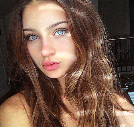 Sophi Knight loves being on the catwalk with a wet pussy, for this she takes a cuckold boyfriend with her everywhere