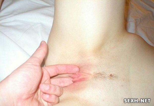 Показывает свою киску