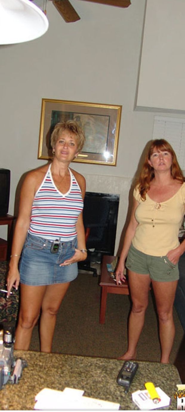 2 mature Clubtug babes smoking cigarettes ❤