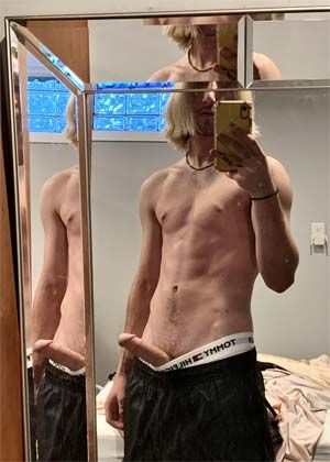 Chill gay skater from Sacramento CA into no pressure fun