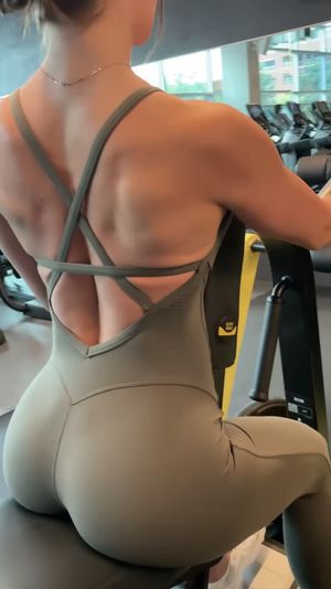 Anfisa booty pop in green onepiece bodysuit