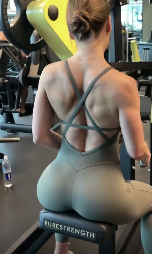 Anfisa booty pop in green onepiece bodysuit