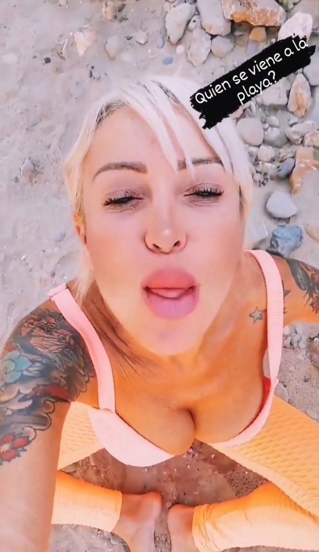 She loves it when a big dick slaps her face