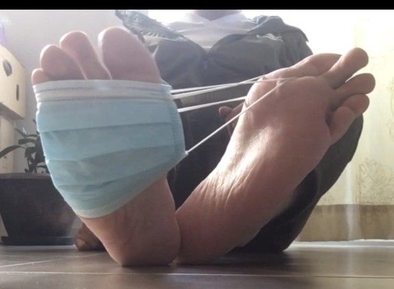 Tie me up with your face mask I like it - Foot fetish - Covid-19