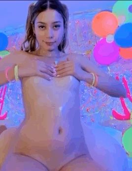 Camgirl play with oiled tits