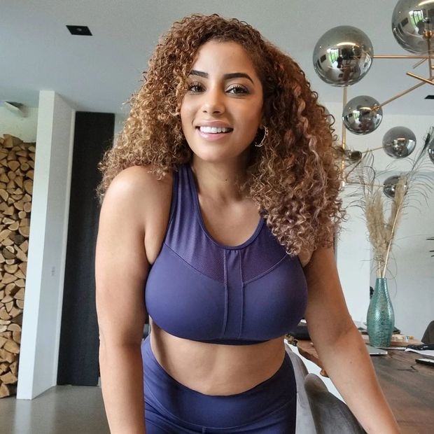 @yinamenez showcasing thick tits