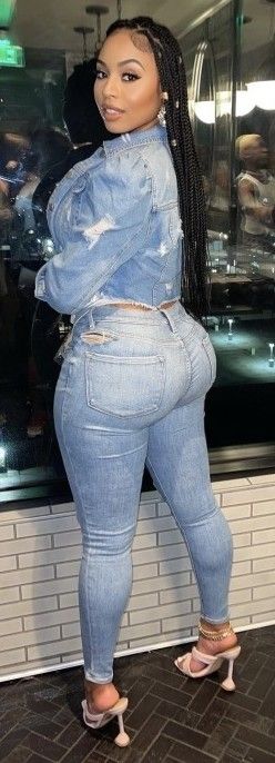 SEXY LATINA BIG BOOTY