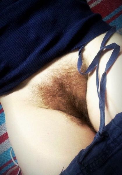 Un CUNNILINGUS dans ma chatte douce et poilue