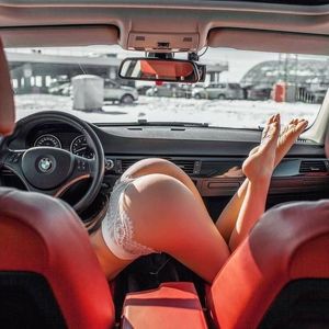 She trains for acrobatic blowjobs in the car